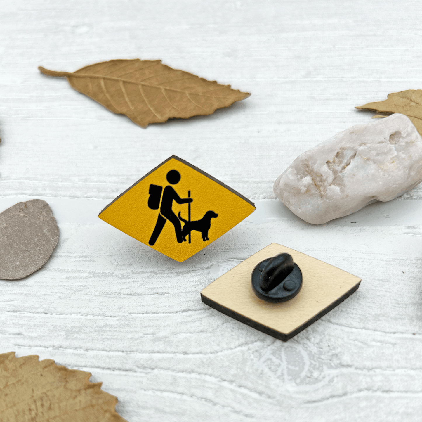 "Hiking Companion" Pin Badge en bois