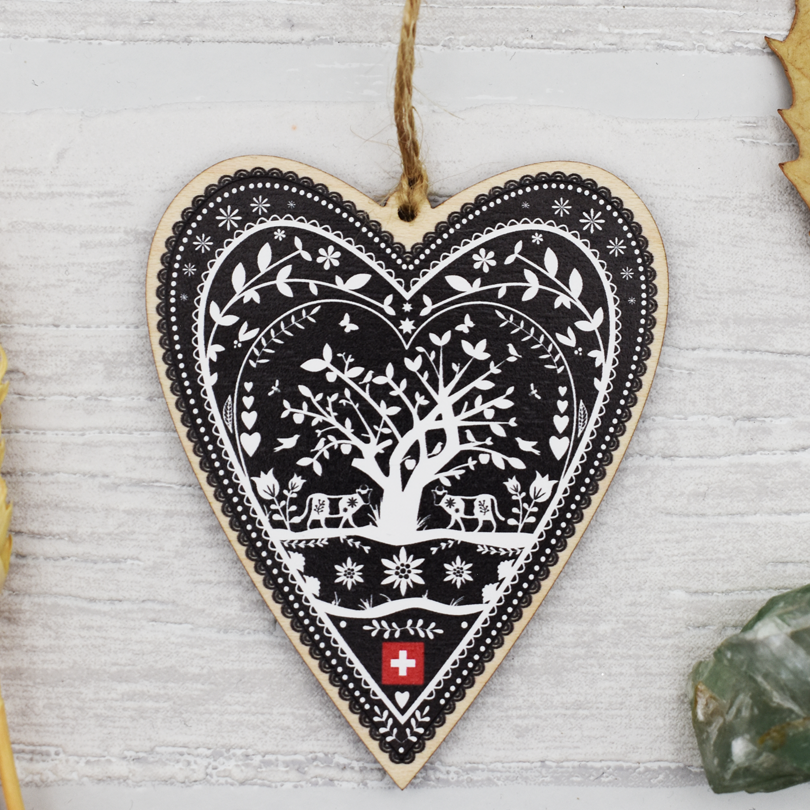 "Swiss Paper Cut Heart" Dekoration aus Holz